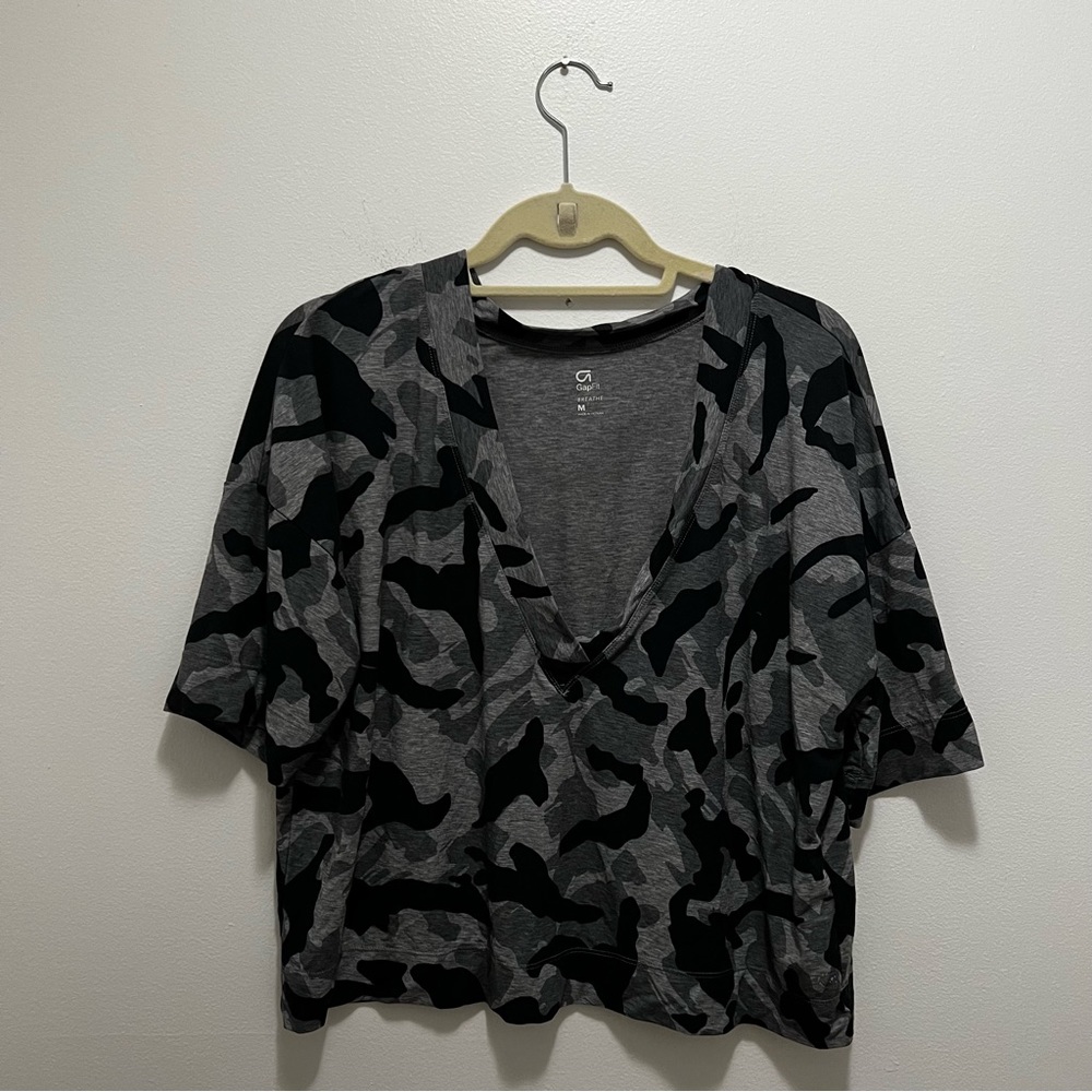 Gapfit Workout V Neck Cropped Tee, Gray Camo